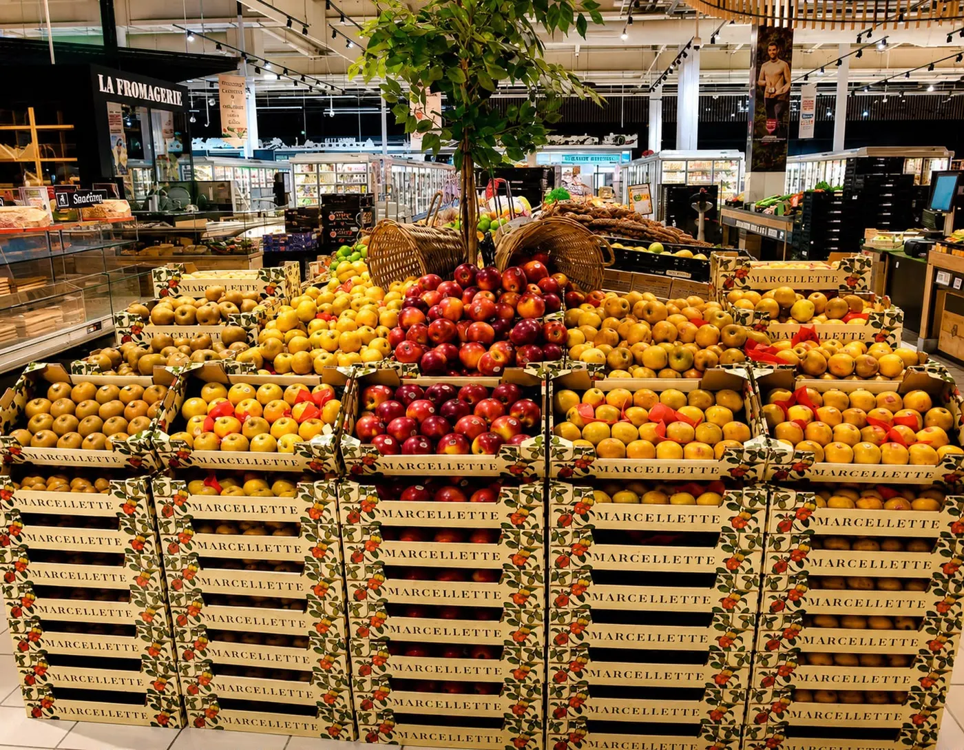 Étal de pommes en caisses Marcellette en magasin